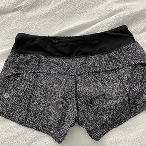 Lululemon trendy black with pattern shorts size 4 perfect condition